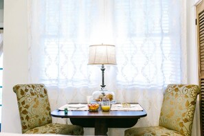 ตู้เย็น, ไมโครเวฟ, เครื่องชงกาแฟ/ชา, เครื่องครัว/จาน/ช้อนส้อม