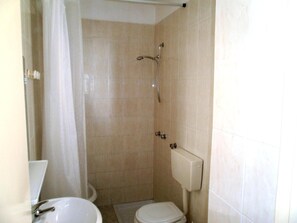 Regadera, secadora de cabello, bidet, toallas