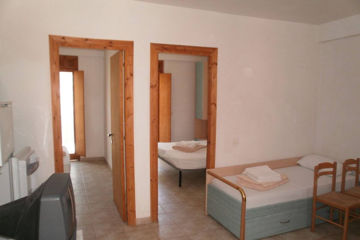 Departamento, 2 habitaciones | Área de sala de estar | Televisión LCD
