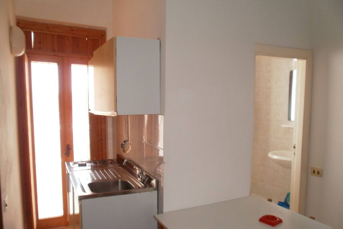 Refrigerador con congelador, parrilla de estufa y cafetera de espresso