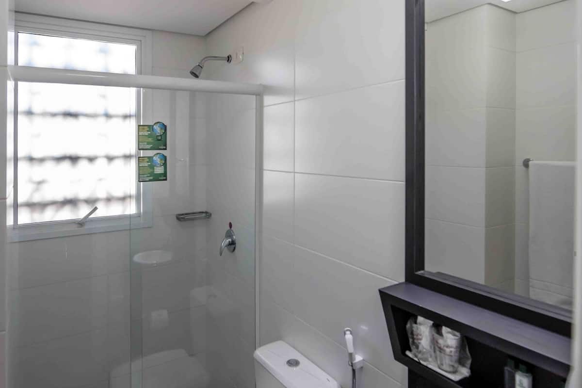 standard twin room | bathroom | shower, rainfall showerhead, free toiletries, hair dryer
