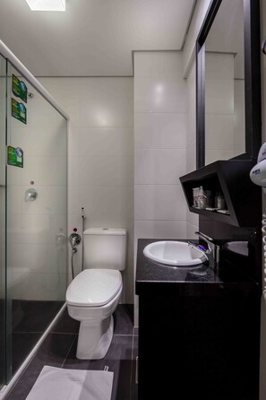 Superior Twin Room | Bathroom | Shower, rainfall showerhead, free toiletries, hair dryer - San Silvestre Hotel (Passo Fundo)
