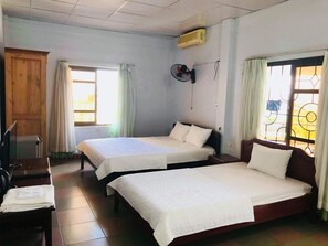 Desk, free WiFi - Halong Bay View Hostel (Ha Long)