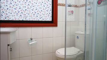 Douche, articles de toilette (gratuits), serviettes fournies