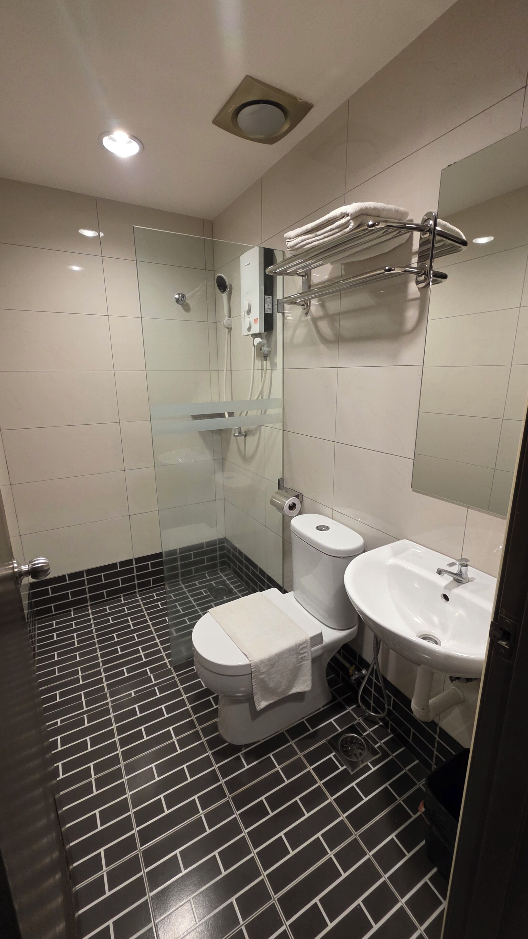 Un baño moderno con inodoro, bidé y lavamanos.