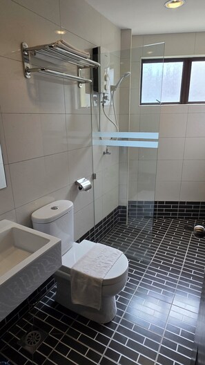 Superior Single Room | Bathroom | Shower, free toiletries, towels, shampoo - Kampar Boutique Hotel (Kampar)