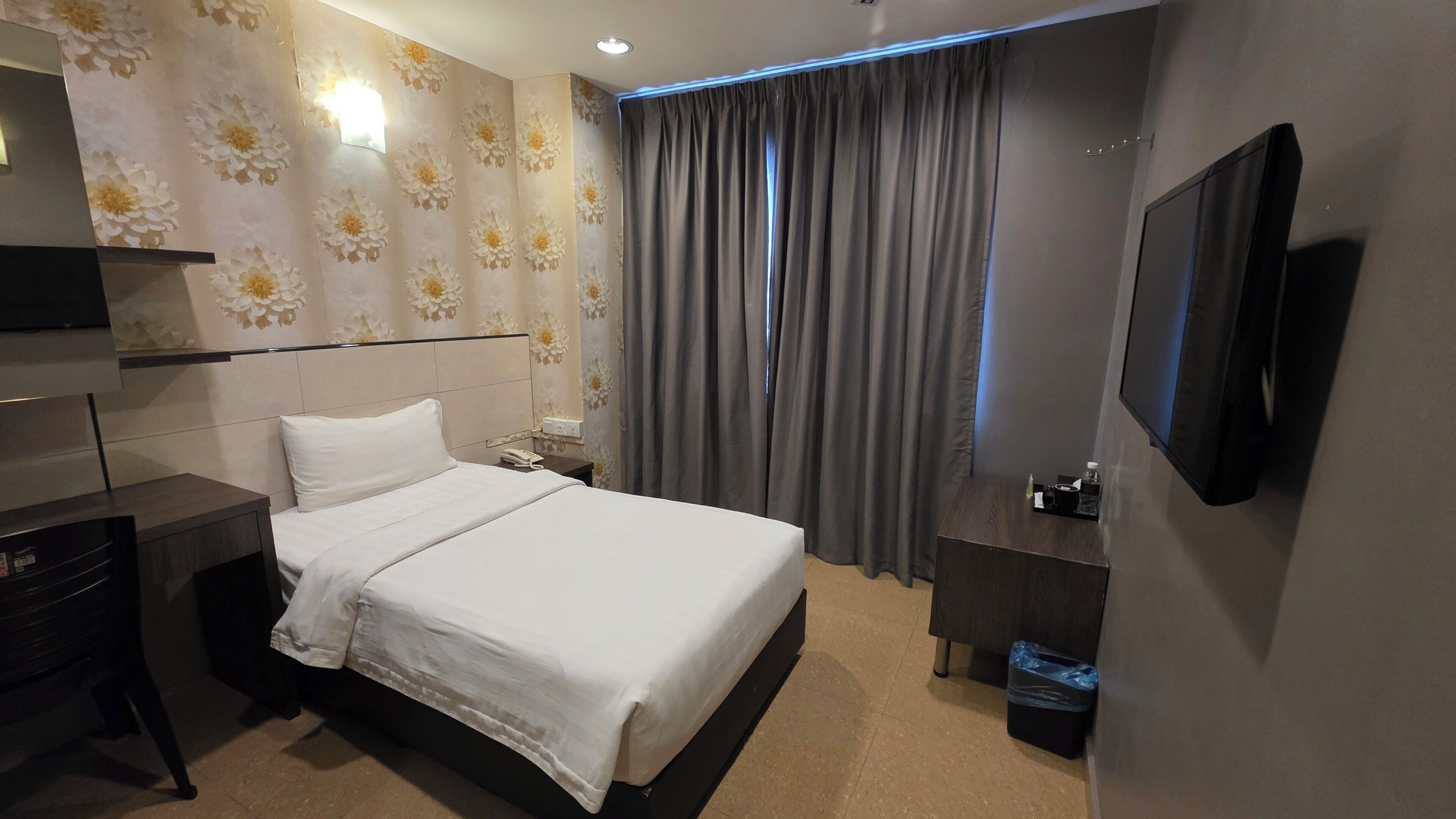 Superior Single Room | Desk, iron/ironing board (on request), WiFi (free), bed sheets