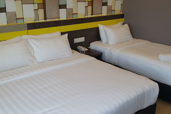 Deluxe Suite | Desk, iron/ironing board, free WiFi, bed sheets