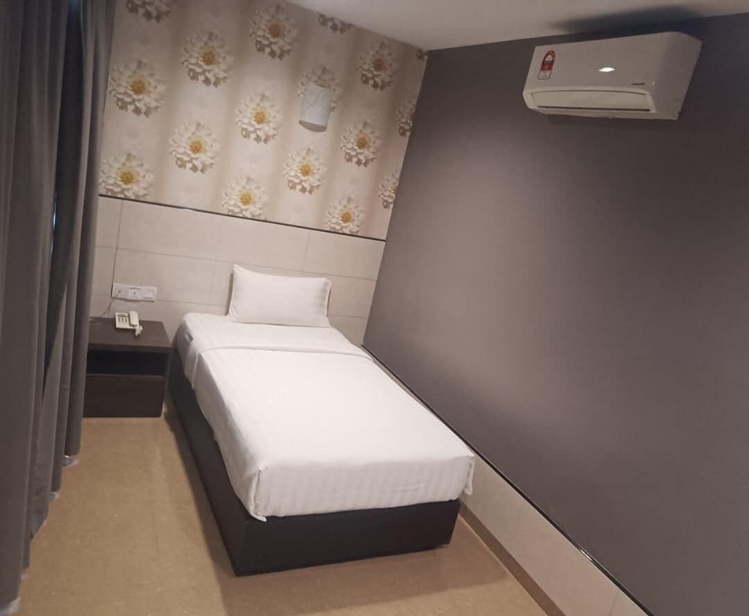 Superior Single Room | Desk, iron/ironing board, free WiFi, bed sheets
