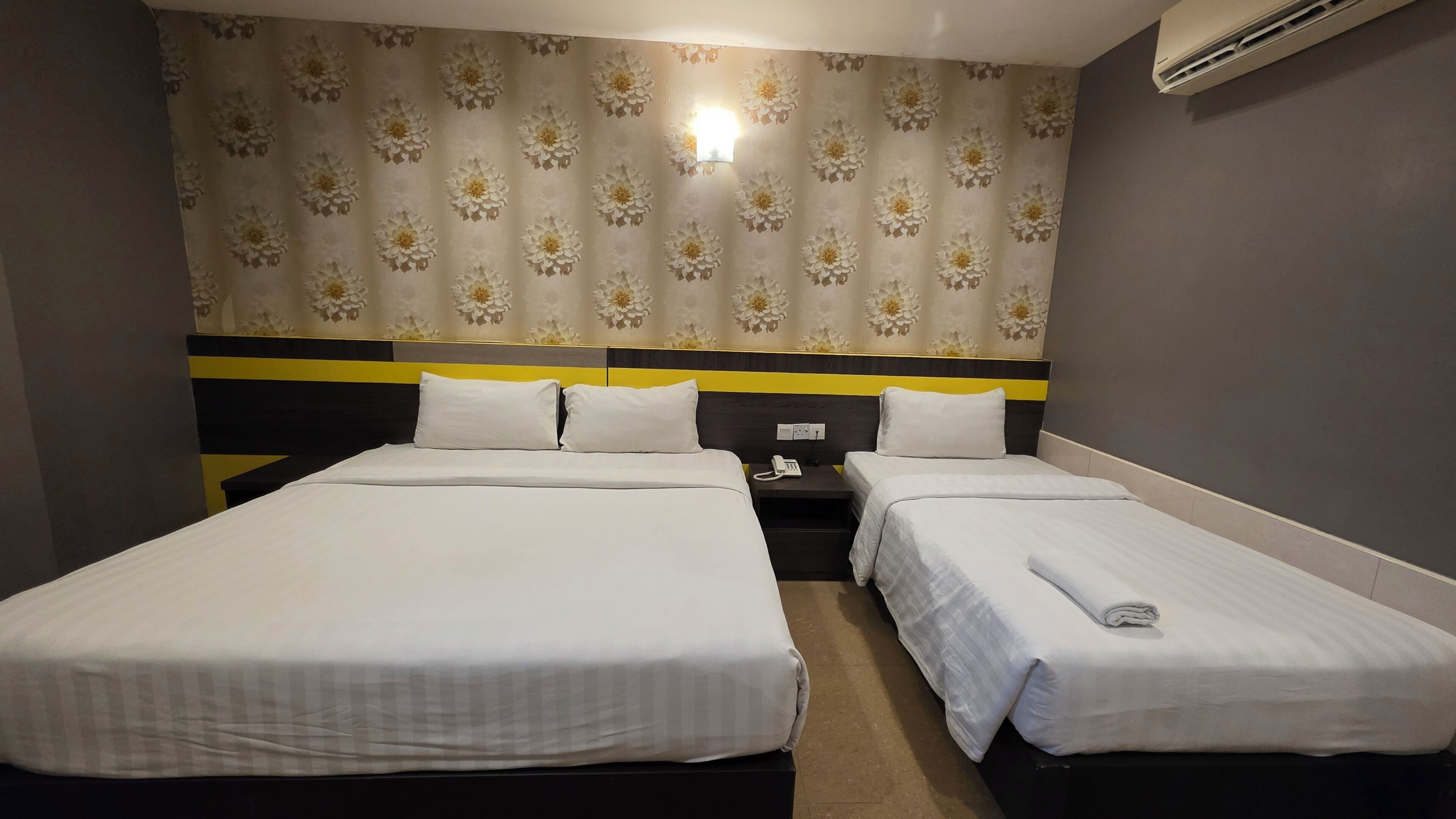 Deluxe Suite | Desk, iron/ironing board (on request), WiFi (free), bed sheets