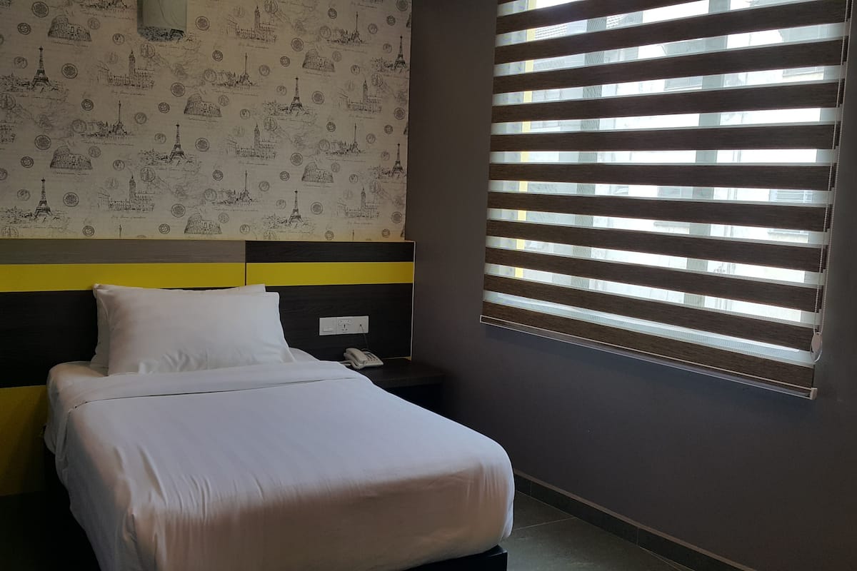 Superior Single Room | Desk, iron/ironing board, free WiFi, bed sheets