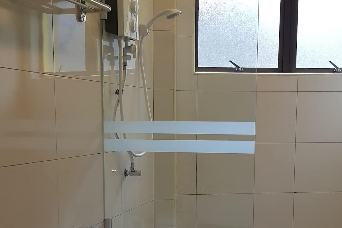 shower, free toiletries, hair dryer, slippers