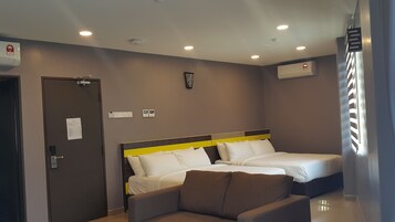 Suite (Double Queen) | Escritorio, tabla de planchar con plancha, wifi gratis y ropa de cama