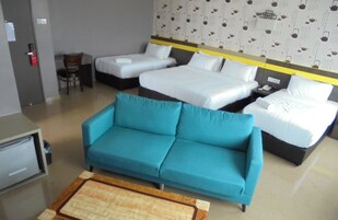 Suite familiar | Escritorio, tabla de planchar con plancha, wifi gratis y ropa de cama