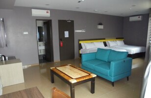 Suite (Double Queen) | Zona de estar | Una televisión LED