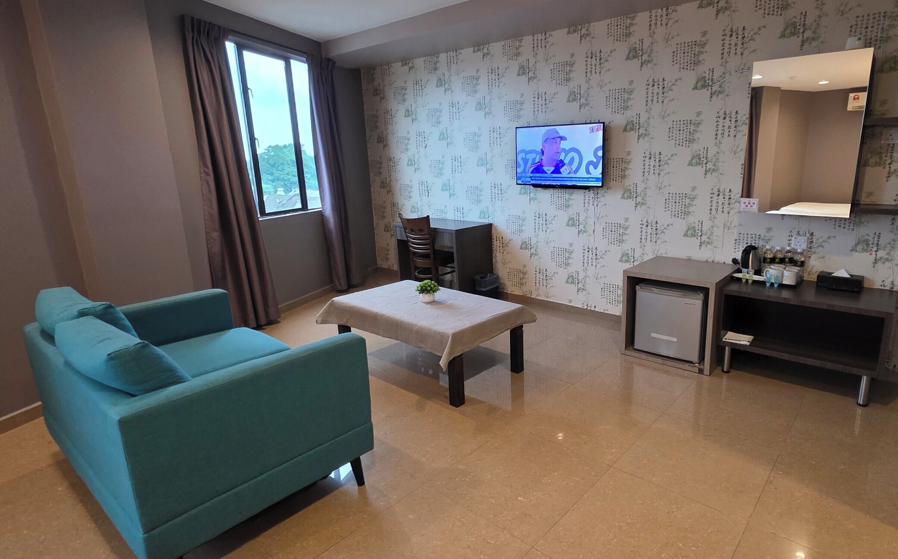 Suite (Double Queen) | Zona de estar | Una televisión LED