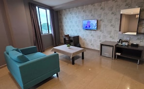 Suite (Double Queen) | Living area | LED TV - Kampar Boutique Hotel (Kampar)