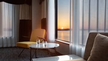 Junior suite, 1 slaapkamer, uitzicht op oceaan (Corner) | 1 slaapkamer, luxe beddengoed, donzen dekbedden