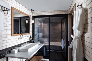 Suite, 1 habitación (Corner) | Baño | Ducha y bañera combinadas, secador de pelo y albornoces