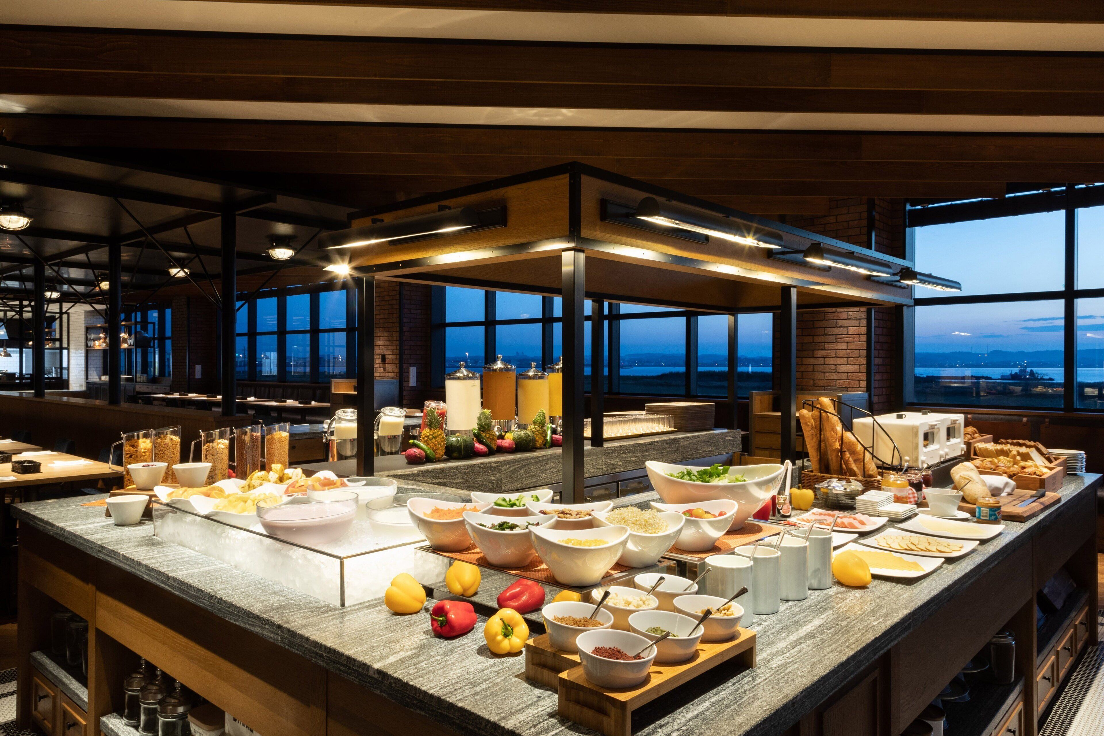 朝食 (ビュッフェ)、毎日提供 (1 名様 2700 JPY)