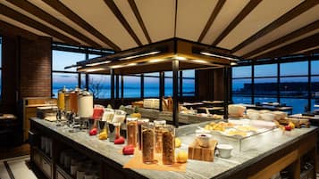Daily buffet breakfast (JPY 2700 per person)