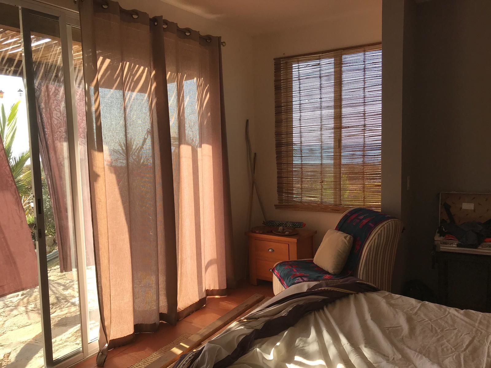 Decoración personalizada, muebles diferentes, escritorio y wifi gratis 