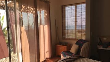 Decoración personalizada, muebles diferentes, escritorio y wifi gratis