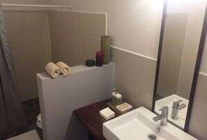 Double Room, 1 Double Bed, Non Smoking | Bathroom | Shower, rainfall showerhead, free toiletries, towels - Casa del Mar (Santa María Tonameca)