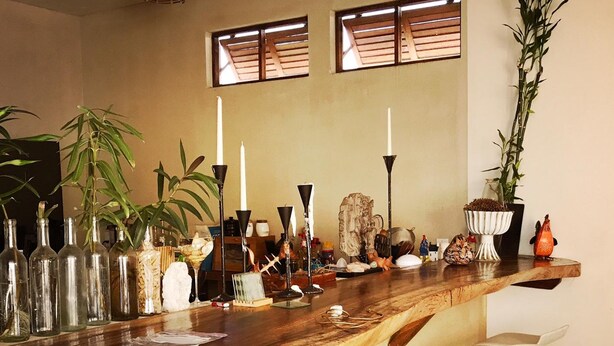 A kitchen with a wooden countertop, two windows, and various kitchen items. - Casa del Mar (Santa María Tonameca)