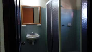 Habitación familiar, 2 camas Queen size, para no fumadores | Baño | Regadera, amenidades de baño gratuitas, toallas
