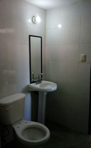 Shower, free toiletries, towels