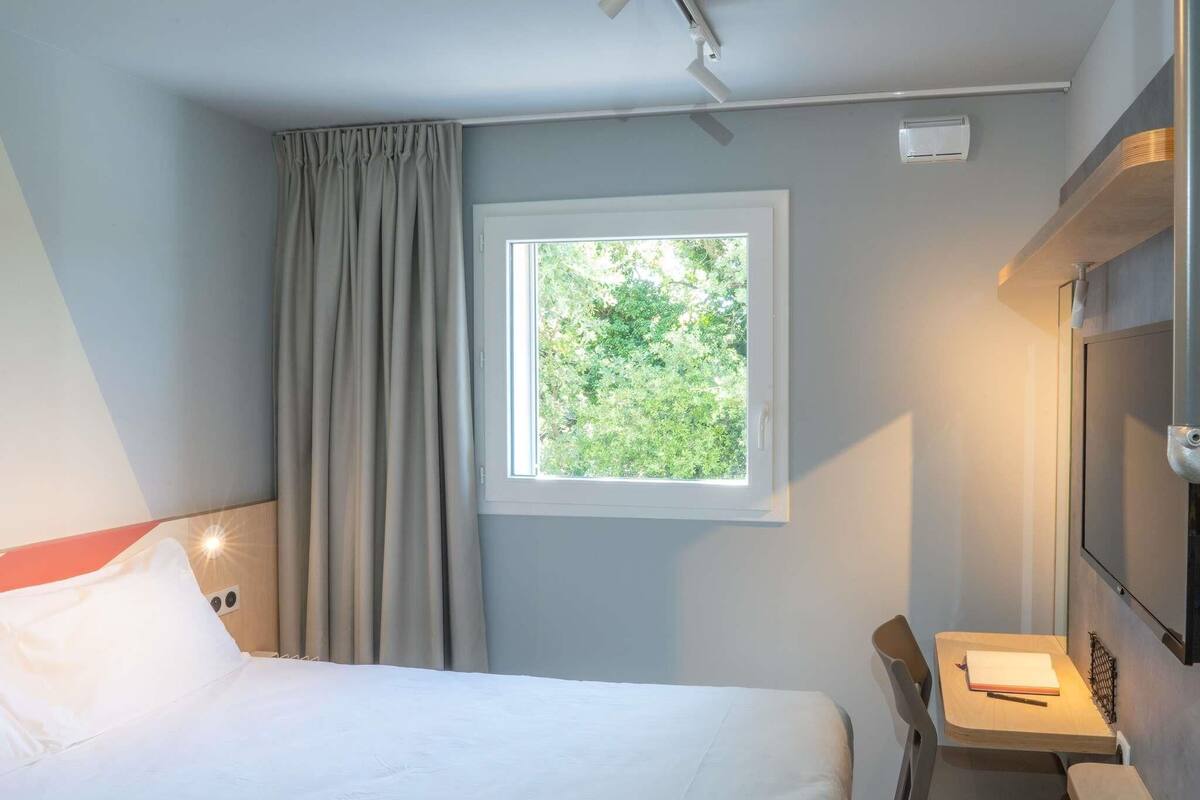 Habitación estándar, 1 cama matrimonial | Escritorio, espacio para trabajar con laptop y insonorización 