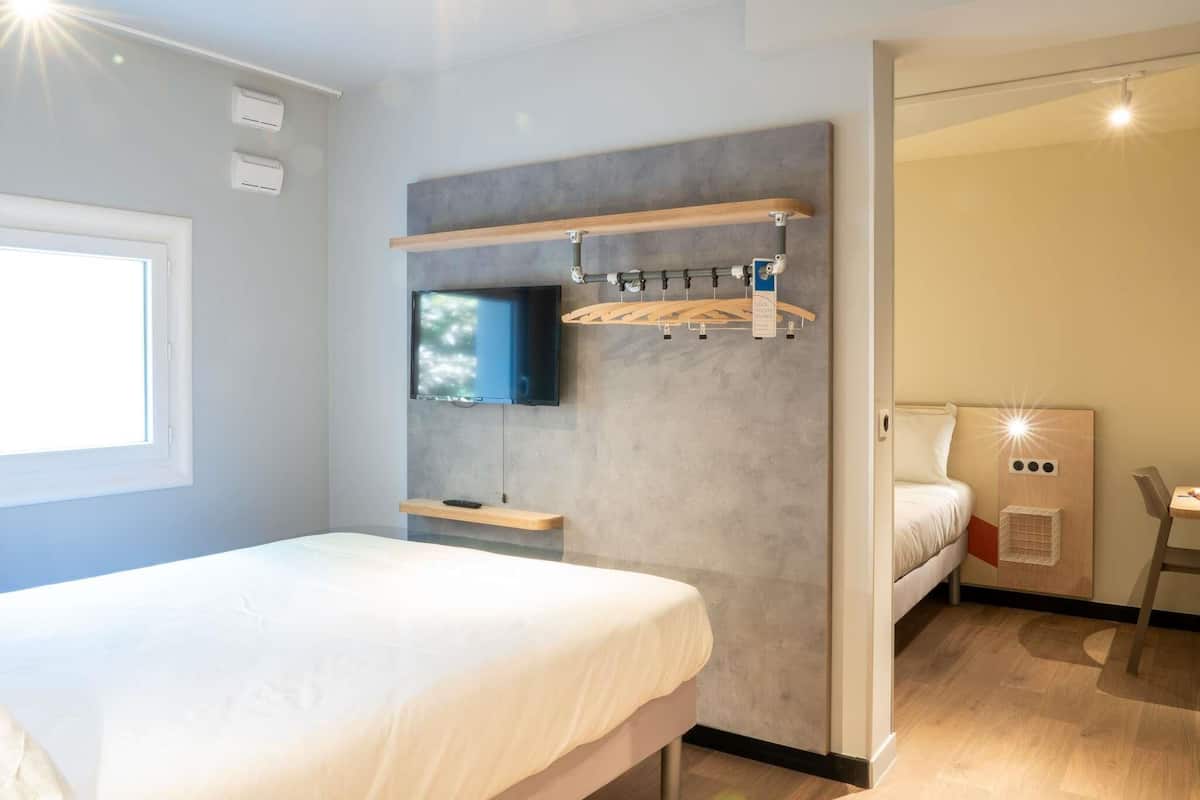 Family Room, Multiple Beds | Desk, laptop workspace, soundproofing, free cribs/infant beds