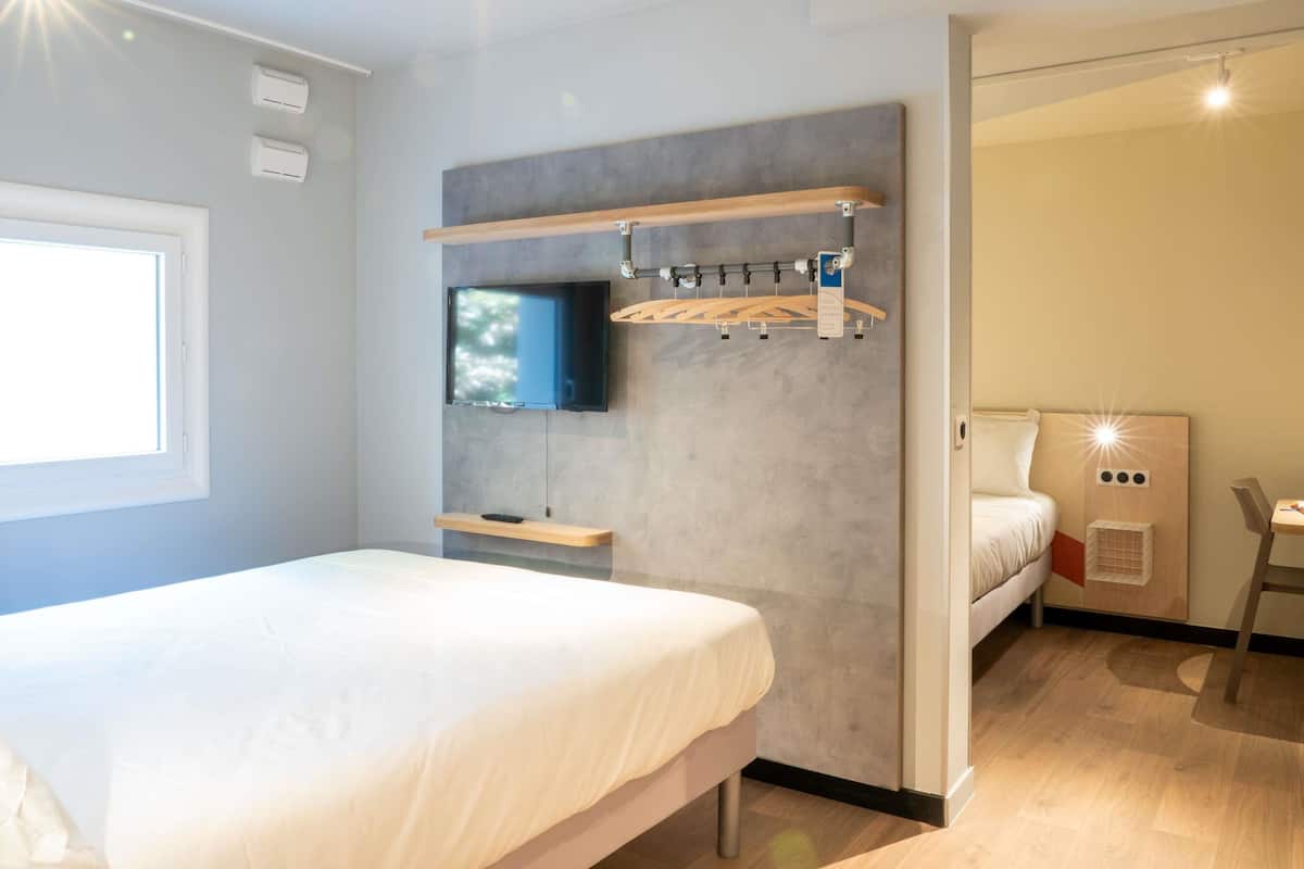 Family Room, Multiple Beds | Desk, laptop workspace, soundproofing, free cots/infant beds
