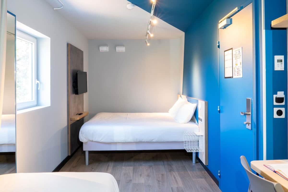 Standard Room, Multiple Beds | Desk, laptop workspace, soundproofing, free cribs/infant beds