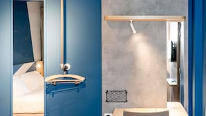 A modern room with a bed, a desk, and a chair. - ibis budget Le Cannet des Maures (Le Cannet-des-Maures)