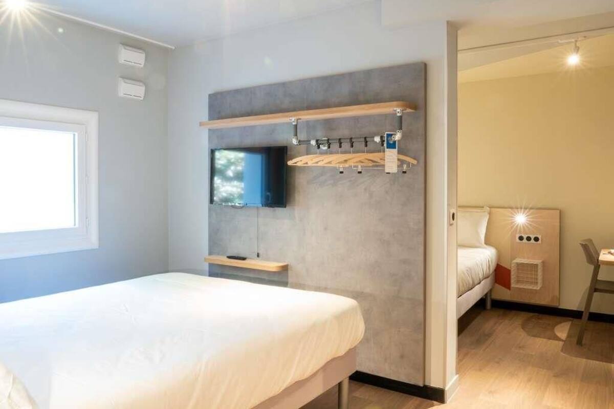 Habitación familiar, varias camas | Escritorio, espacio para trabajar con laptop y insonorización 