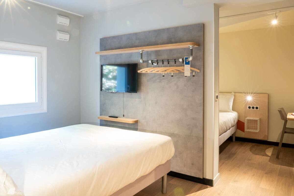 Quarto família, várias camas | Escrivaninha, espaço de trabalho para notebook, quartos à prova de som