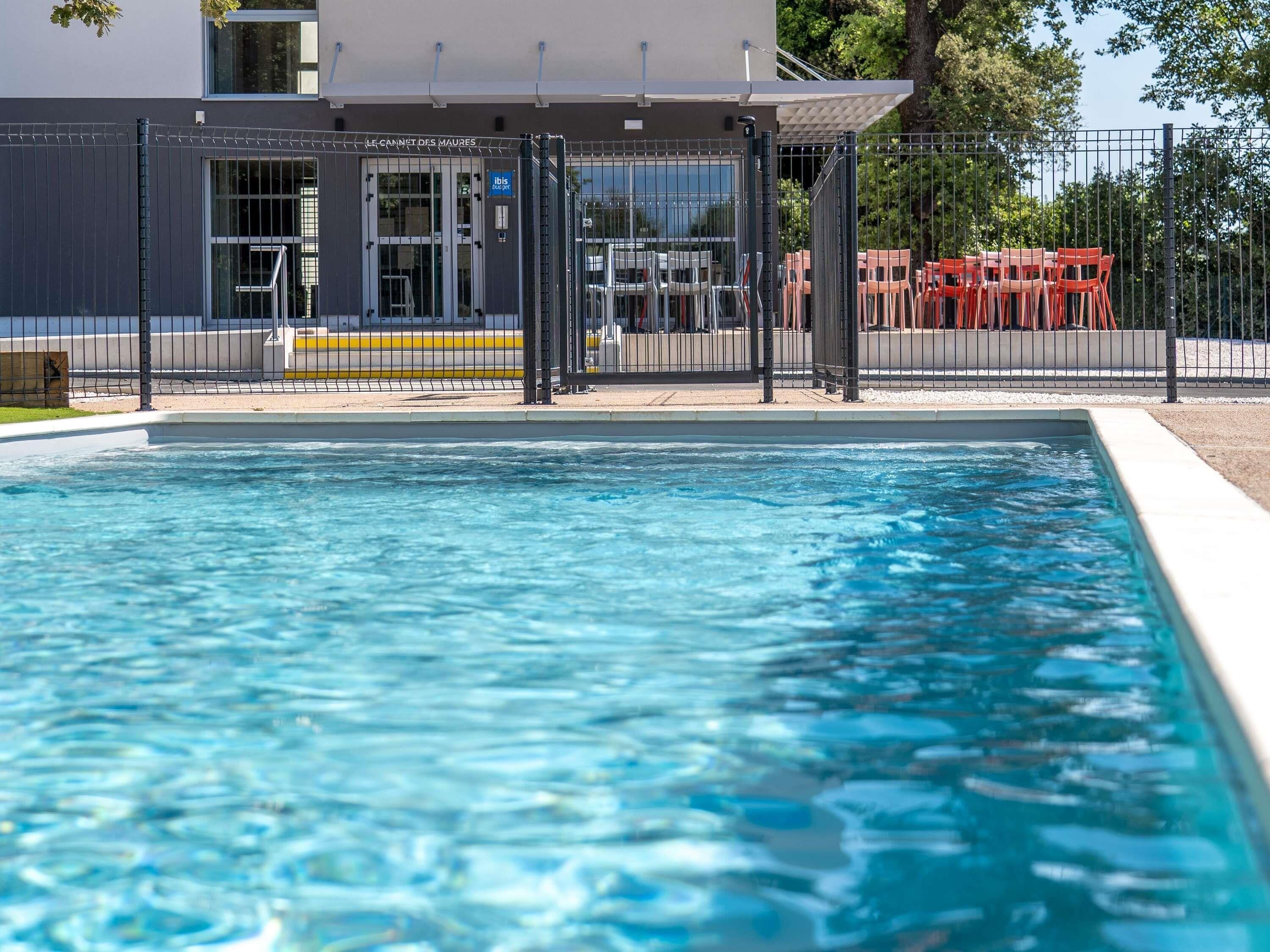 Alberca al aire libre por temporada y camastros 