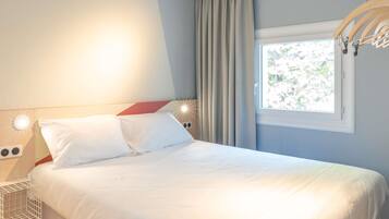 Schreibtisch, laptopgeeigneter Arbeitsplatz, kostenlose Babybetten