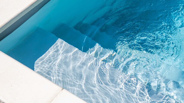 A swimming pool with clear water and visible ripples. - ibis budget Le Cannet des Maures (Le Cannet-des-Maures)