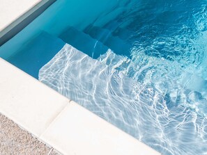 A swimming pool with clear water and visible ripples. - ibis budget Le Cannet des Maures (Le Cannet-des-Maures)