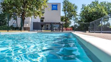 Piscina stagionale all'aperto, lettini