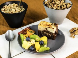 朝食 (ビュッフェ)、毎日提供 (1 名様 14 EUR)
