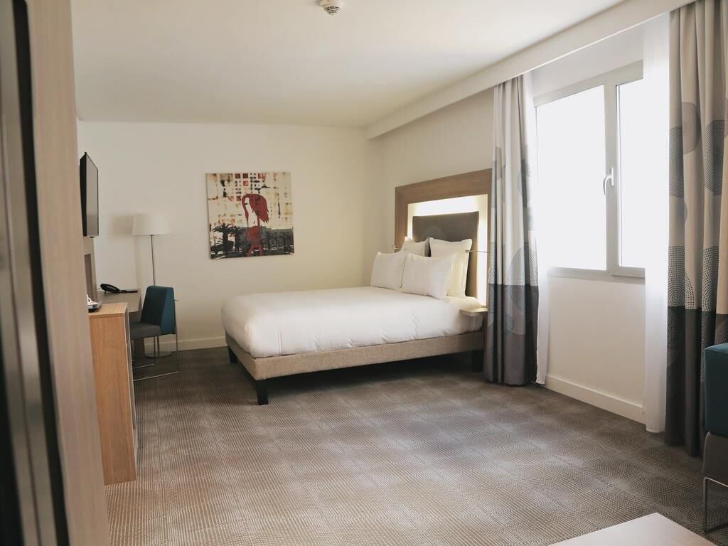 Junior Suite | Minibar, in-room safe, desk, laptop workspace