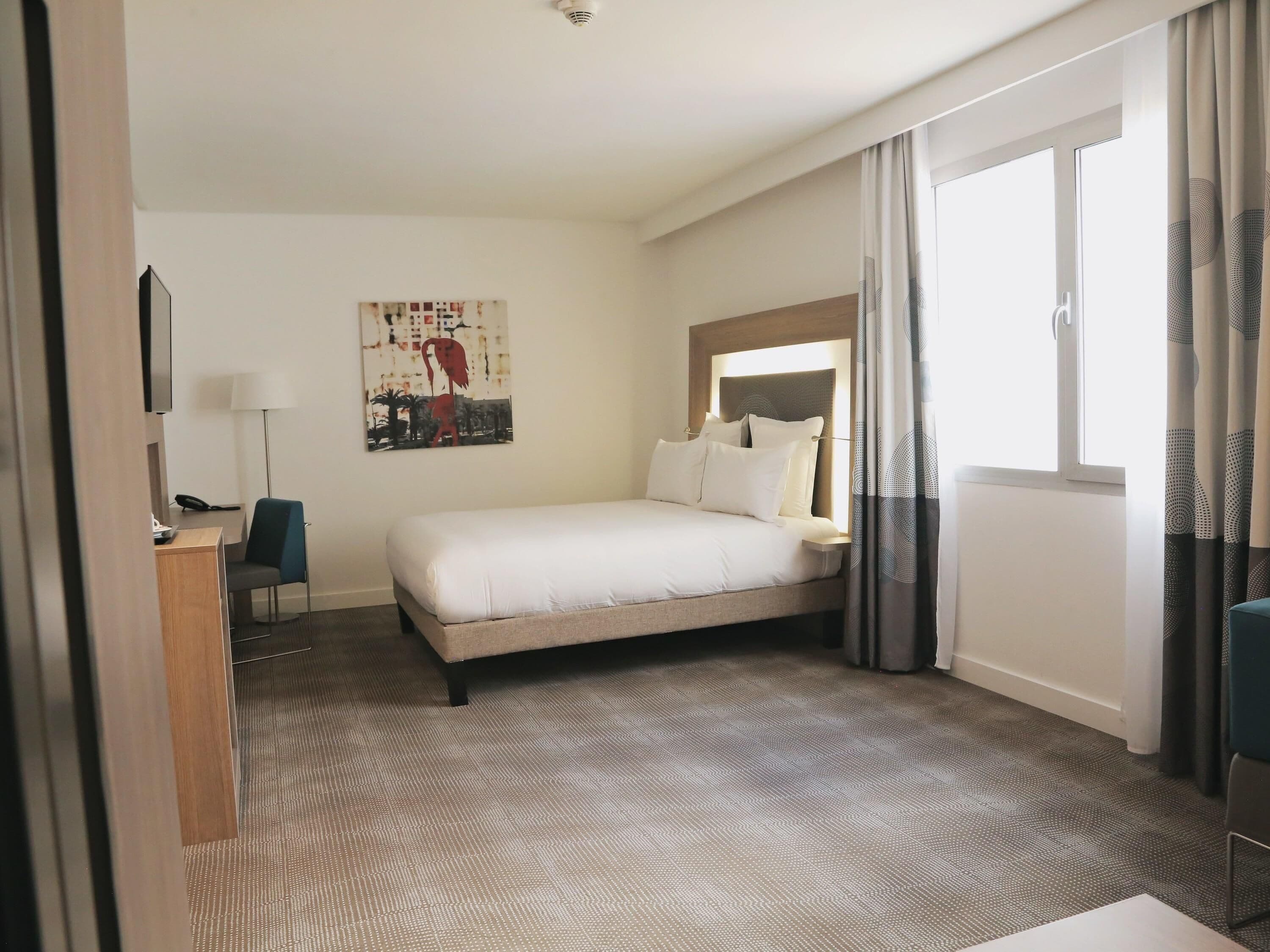 Junior Suite | Minibar, in-room safe, desk, laptop workspace