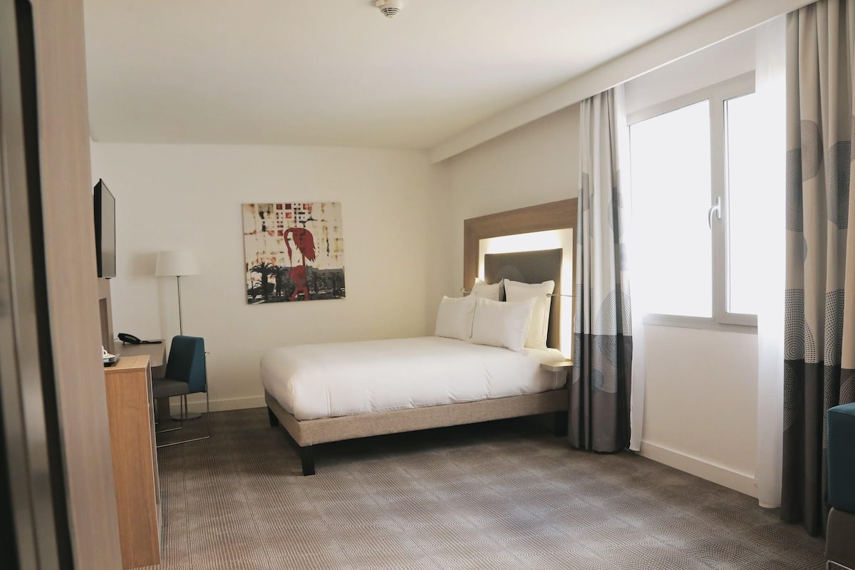 Junior Suite | Minibar, in-room safe, desk, laptop workspace