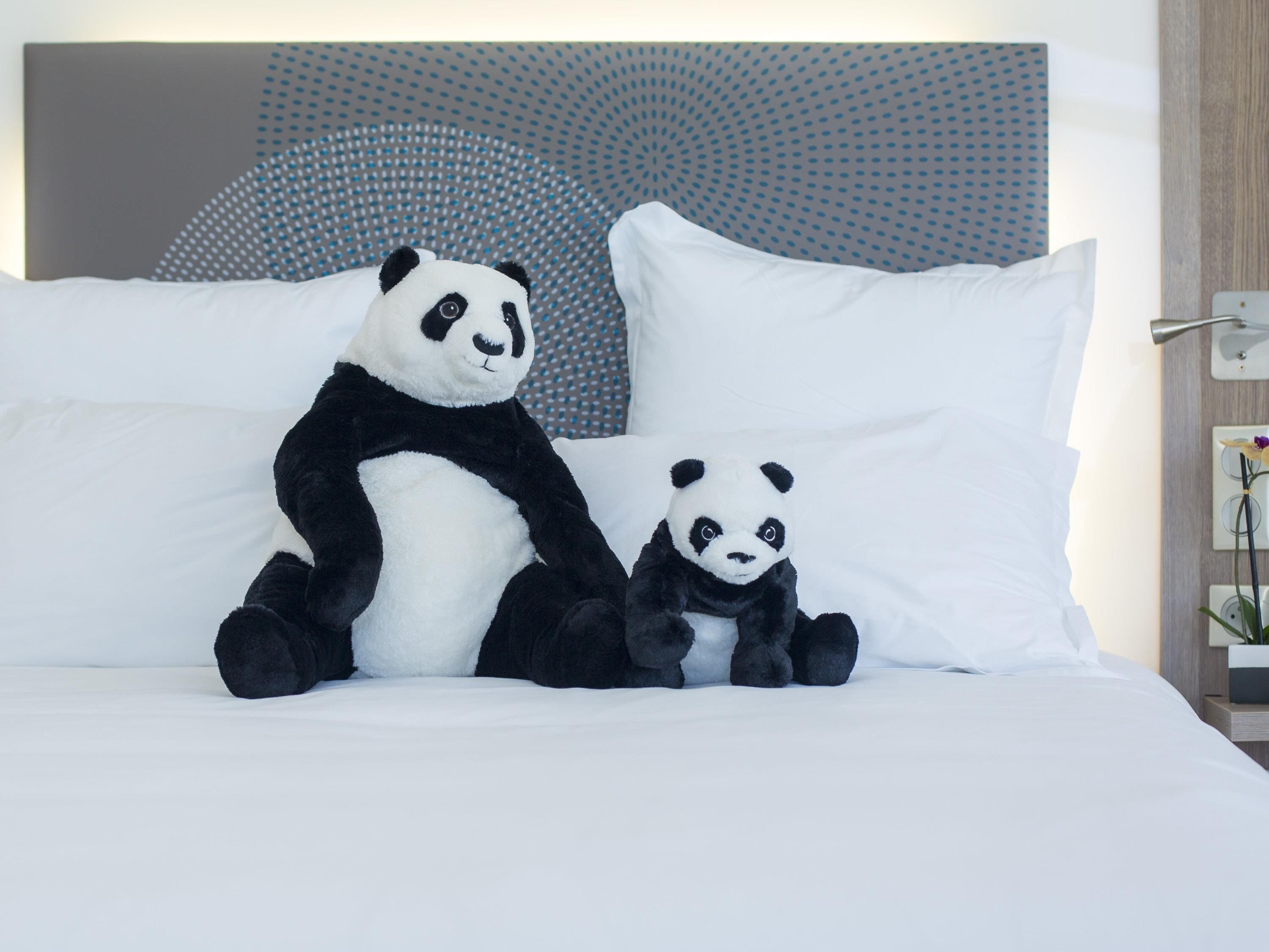 Minibar, caja de seguridad en la habitación y escritorio 