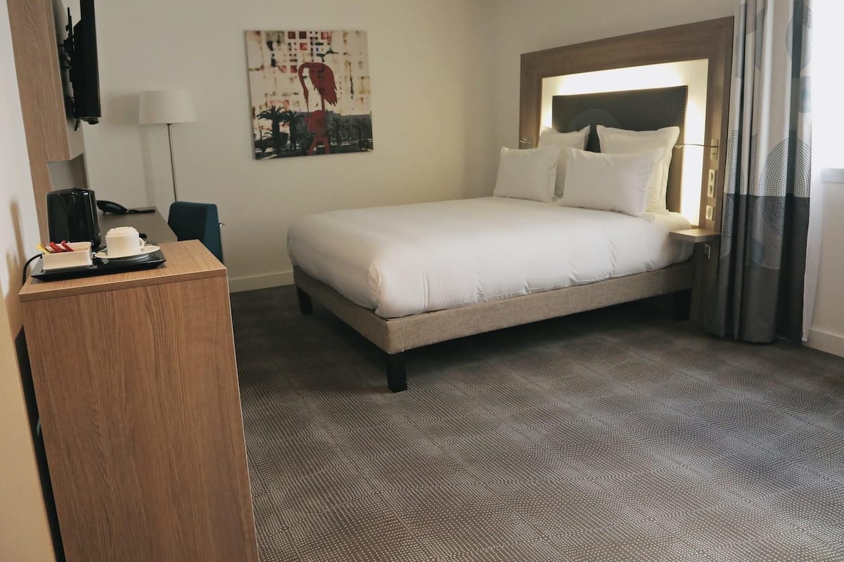 Habitación doble superior, 1 cama doble, vistas al mar (Sea or Park View) | Minibar, caja fuerte, escritorio y espacio para trabajar con un portátil