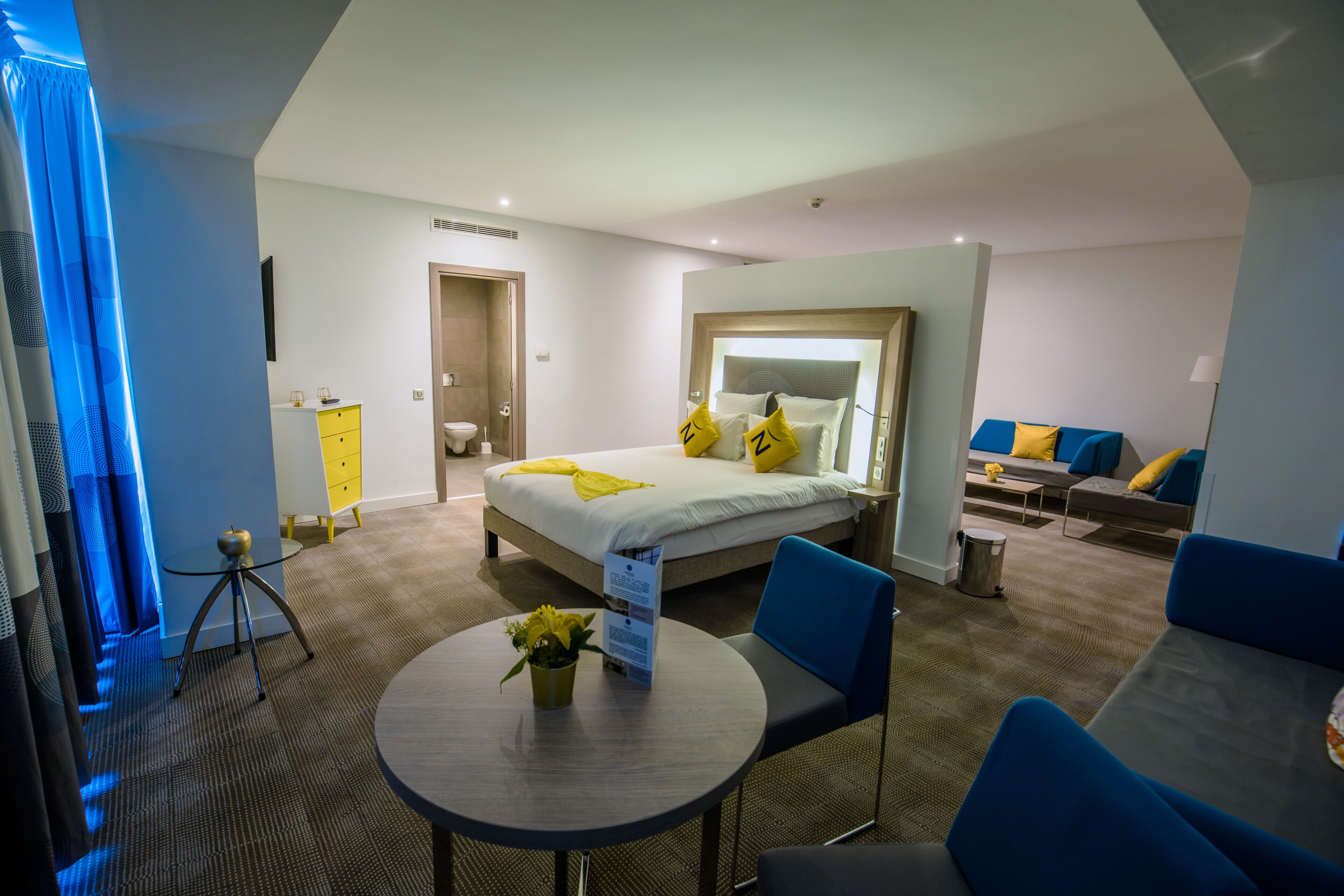 Minibar, safe på rommet, skrivebord og skrivebord for bærbar PC